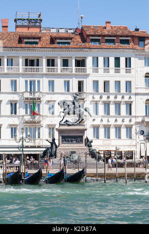 La statua equestre di Vittorio Emanuele II sulla Riva degli Schiavoni, Venezia, Italia visto dalla laguna con gondole in primo piano. È stato Foto Stock