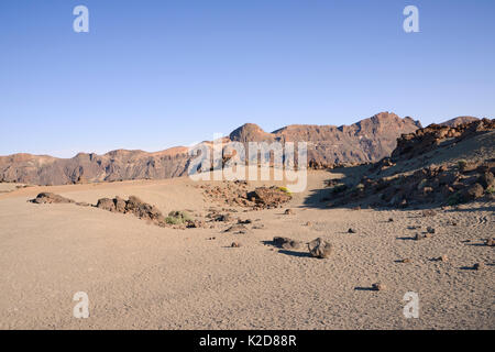 Ampio campo di pietra pomice circondato da antichi vulcani, Las Canadas caldera, Parco Nazionale di Teide Tenerife, maggio 2014. Foto Stock