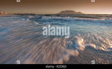La Montagna della Tavola visualizzati da tutto il mare al tramonto, Cape Town, Sud Africa