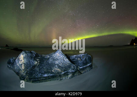 Luci del nord che mostra al di sopra di spiaggia vicino a Bleiksoya bird island vicino a Andenes, Andoya isola, Oceano Atlantico settentrionale, Norvegia, Gennaio 2016 Foto Stock