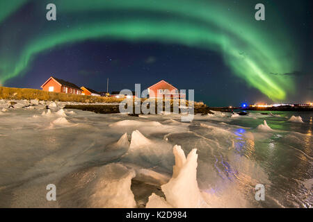 Luci del nord oltre Andenes village, Andenes, Andoya isola, Oceano Atlantico settentrionale, Norvegia, Gennaio 2016 Foto Stock