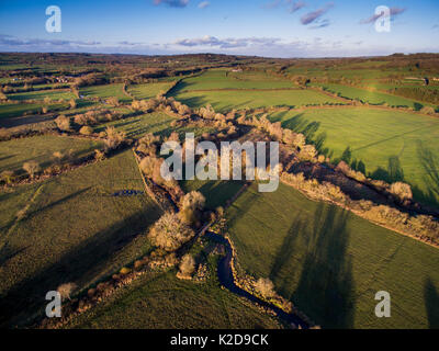 Occhio di fiume che scorre attraverso i prati di acqua, Greystones Agriturismo Riserva Naturale, siti di particolare interesse scientifico (SSSI), Gloucestershire Wildlife Trust. Antenna fuco con CAA permesso. Novembre 2015. Foto Stock