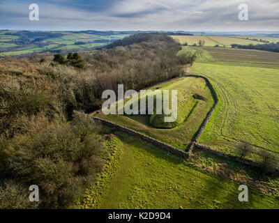 Vista aerea del Belas Knap, un chambered neolitico long barrow in Cotswold Way, Winchcombe, Gloucestershire, UK. Shot con antenna fuco da CAA titolare di autorizzazione. Gennaio 2016. Foto Stock