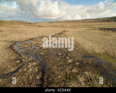 Vista aerea di un altopiano blanket bog presso la sorgente del fiume Elan, Rhayader, Wales, Regno Unito Aprile Foto Stock