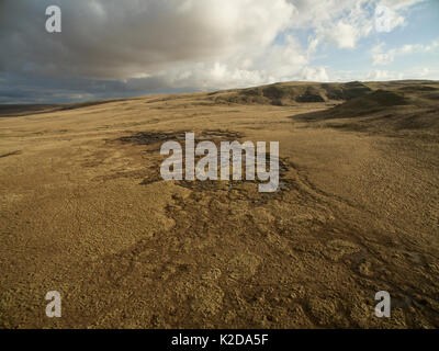 Vista aerea di un altopiano blanket bog presso la sorgente del fiume Elan, Rhayader, Wales, Regno Unito Aprile Foto Stock