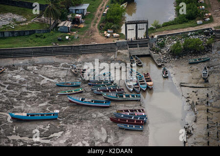 Barche da pesca nella speranza canal, un canale di irrigazione in Oriente Demerara acqua Conservancy, costiere Guyana, Sud America Foto Stock