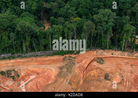 Vista aerea delle miniere d'oro sul bordo della foresta pluviale tropicale, Arimu, Guyana, Sud America Foto Stock