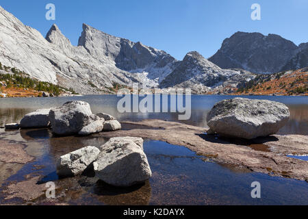 Lago profondo e ad est il tempio di picco, Bridger deserto, Wind River Range, Bridger National Forest, Wyoming negli Stati Uniti. Settembre 2015. Foto Stock