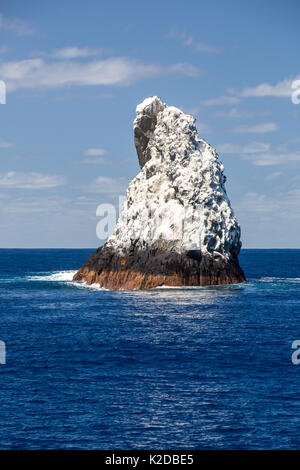 Roca Partida, una piccola isola di roccia ricoperti di bianco di guano di uccelli in Revillagigedo Arcipelago Riserva della biosfera, isole Socorro, Messico occidentale Foto Stock