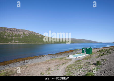 Piccolo hotpool termica e capanna sulla riva del Westfjords, Islanda, Giugno 2011. Foto Stock