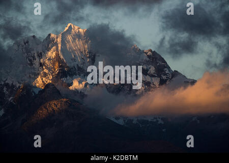 Cordillera Blanca Mountain Range al crepuscolo, Huscaran National Park, Ande del Perù Foto Stock