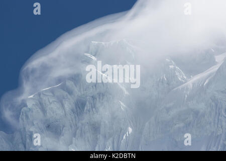 Nuvole sopra il Chacraraju Mountain (vertice di 6112), Cordillera Blanca Mountain Range, Huscaran National Park, Ande del Perù Foto Stock