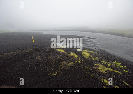 Bizzarre formazioni di lava circondato da erba di cotone, Skaelingar rifugio di montagna sul bordo del Skafta-lava, vicino Skafta Foto Stock