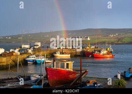 Rainbow al di sopra di Portmagee Harbour, Iveragh Peninsula, nella contea di Kerry, Irlanda, Europa. Settembre 2015. Foto Stock