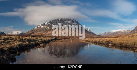 Buachaille Etive Mor e fiume Coe in Glen Coe, Argyll and Bute, Scotland, Regno Unito. Marzo 2016. Foto Stock