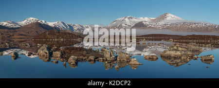 Monte Nero riflesso in Loch nah Achlaise, Rannoch Moor, Argyll and Bute, Scotland, Regno Unito. Marzo 2016. Foto Stock