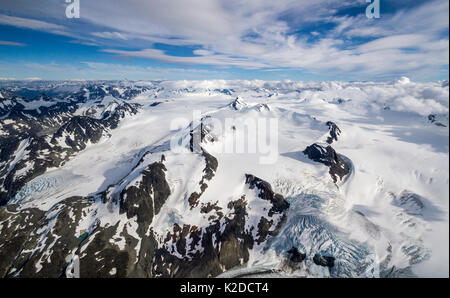 Montagne coperte di neve a sud Tweedsmuir Parco Provinciale, British Columbia, Canada. Agosto 2011 Foto Stock