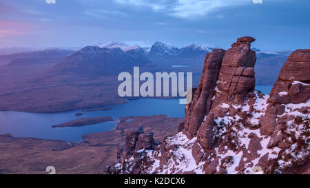Pinnacoli di arenaria e vista dei laghi di seguito, Stac Pollaidh Inverpolly, Highlands della Scozia, Regno Unito, febbraio. Foto Stock