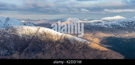 Beinn Trilleachan in inverno dal Ben Starav. Glen Etive, Highlands della Scozia, Regno Unito, Gennaio 2016. Foto Stock