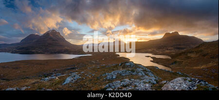 Sunset over Assynt e Loch Lon na Uamha. Assynt, Highlands della Scozia, Regno Unito, Gennaio 2016. Foto Stock