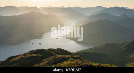 I raggi di luce sopra Loch Hourn e Barrisdale bay dopo l'alba. Knoydart, Scozia, Giugno 2016. Foto Stock