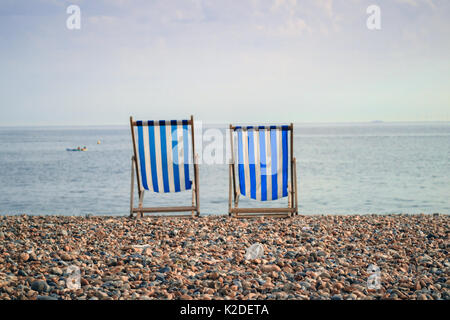 Sedie a sdraio sulla spiaggia di Brighton, Brighton, Sussex, Regno Unito, 2017 Foto Stock