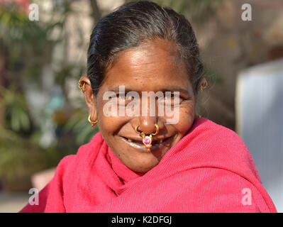 Anziana donna indiana Adivasi (tribù Desia Kondh, aka Kuvi Kondh) con gioielli al naso e gemme d'oro e orecchini tribali Foto Stock