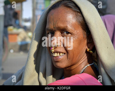 Donna indiana degli anziani Adivasi (tribù Desia Kondh, tribù Kovi Kondh) con gioielli tribali al naso in oro e gemme per la macchina fotografica. Foto Stock