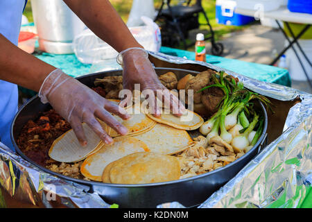 Il chorizo, pollo, salsicce, cipolle, tortillas, farina di mais concorrono tutti a rendere tacos a Latin Food festival. Foto Stock