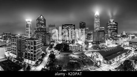 Bianco e nero, vista aerea di Charlotte, NC skyline su una notte di nebbia. Charlotte è la più grande città dello stato della Carolina del Nord e il 17th-larg Foto Stock