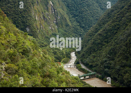 Diga idroelettrica e il ponte sul fiume Urubamba, Valle di Urubamba (Valle Sacra) visto da un breve cammino Inca di Machu Picchu, Perù, Sud America Foto Stock