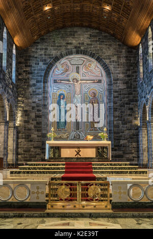 Galway, Irlanda - 5 Agosto 2017: il presbiterio presbiterio con altare sul pavimento in marmo con Crocifissione sfondo visto da vicino. Combinazione colorati di fl Foto Stock