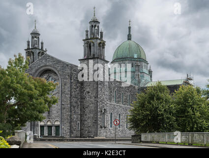 Galway, Irlanda - 5 Agosto 2017: al di fuori della vista del Duomo con la cupola verde, entrata principale a navata fiancheggiata da due torri. Scena di strada con verde Foto Stock