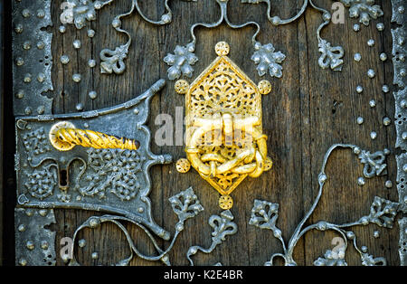 Golden europeo maniglia della porta sulla porta decorata. Foto Stock