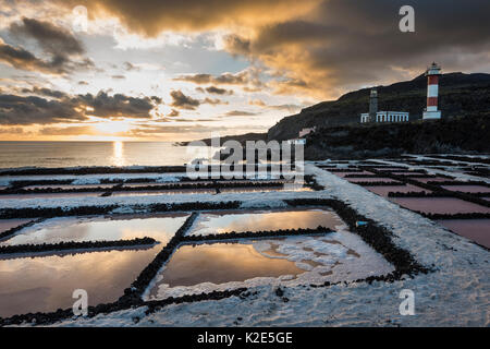 Salinas di Fuencaliente con faro di Faro de Fuencaliente al tramonto, Fuencaliente, La Palma Isole Canarie Spagna Foto Stock