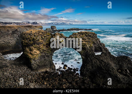 Arco di roccia Gatklettur, Arnarstapi, Snaefellsnes peninsula, Vesturland, Isola Foto Stock
