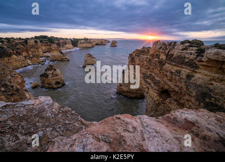 Costa di roccia, Praia de Marinha, sunrise, a Benagil, Faro, Algarve, PORTOGALLO Foto Stock