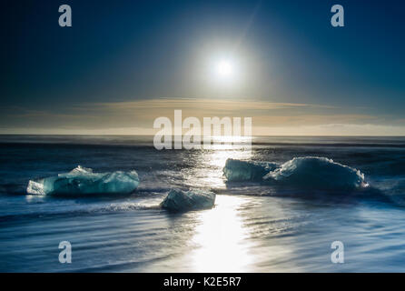 Ice floes di sunrise, confine di lava nel lago di Jökulsarlon, tra Skaftafell National Park e Höfn, Isola Foto Stock