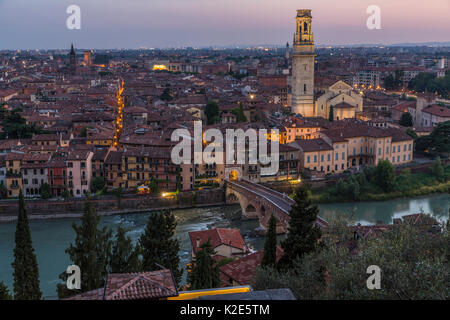 Vista al tramonto dalla collina di San Pietro per la città vecchia e il fiume Adige con ponte romano Ponte Pietra, Verona, Veneto, Italia Foto Stock