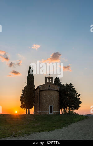 Cappella della Madonna di Vitaleta, cappella al tramonto, Val d'Orcia, Toscana, Italia Foto Stock