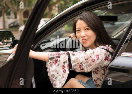 Giovane e belle ragazze asiatiche in auto Foto Stock