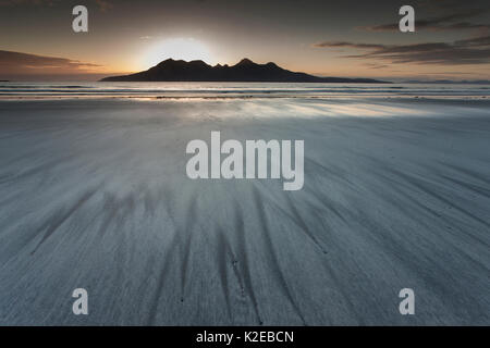 Isola di Rum stagliano contro il cielo di sera da Laig Bay, Isola di Eigg, Ebridi Interne, Scozia, aprile 2013. Foto Stock