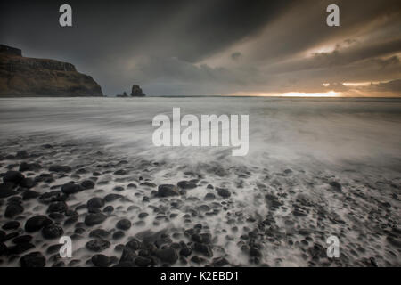 Tramonto a Talisker Bay, Isola di Skye in Scozia, Regno Unito, marzo 2014. Foto Stock