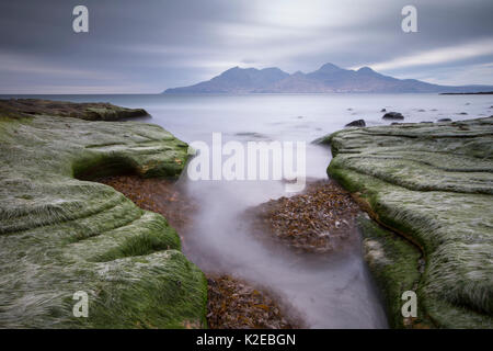 Vista verso l' Isola di rum da cantare Sands Beach, Isola di Eigg, Ebridi Interne, Scozia, aprile 2014. Foto Stock