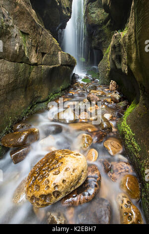 Cascata nelle zone costiere gorge, Isola di Eigg, Ebridi Interne, Scozia, aprile 2014. Foto Stock