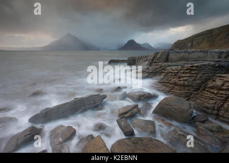 Maltempo su montagne Cuillin da Elgol beach, Isola di Skye in Scozia, Regno Unito, ottobre 2013. Foto Stock