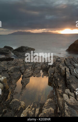 Cielo tempestoso al tramonto su Soay e Loch Scavaig dall isola di Skye in Scozia, Regno Unito, ottobre 2013. Foto Stock