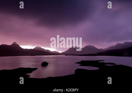 Alba sul Loch male un Ghaill, Assynt, altopiani, Scozia, Regno Unito, novembre 2013. Foto Stock
