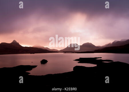 Alba sul Loch male un Ghaill, Assynt, altopiani, Scozia, Regno Unito, novembre 2013. Foto Stock