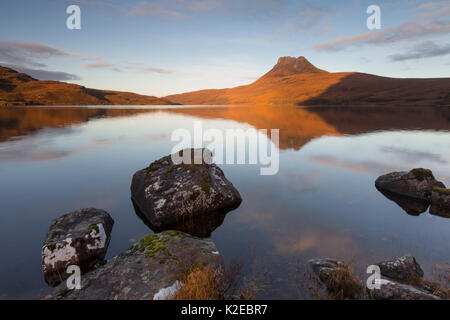 Alba sul Loch Lurgainn verso Stac Pollaidh, Assynt, altopiani, Scozia, Regno Unito, novembre 2013. Foto Stock